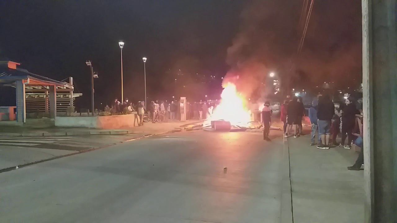 Протестующие на юге Чили жгут мост/protestas en Chile queman puente