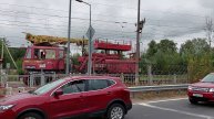 АДМ-13 ремонтный пролетает железнодорожный переезд в Озерках