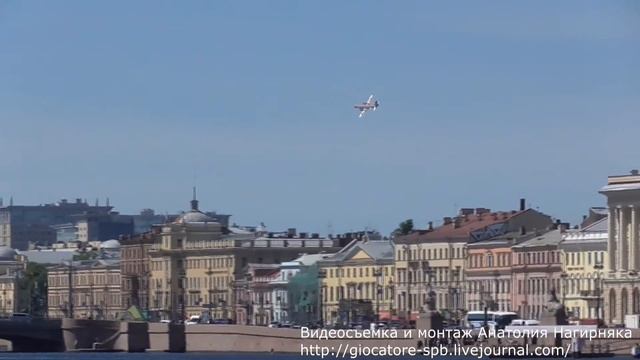 2-е июля, 2015. СПб. Морской салон. В воздухе один из экспонатов.