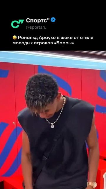 Попросил своих подписчиков оценить, кто одевается хуже 😅