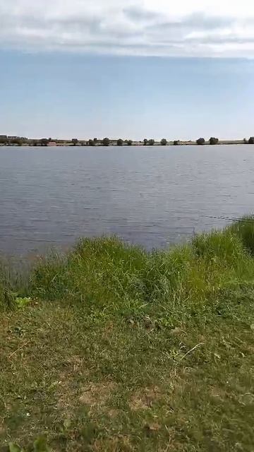 В ожиданий поклёвки крупного карася.
