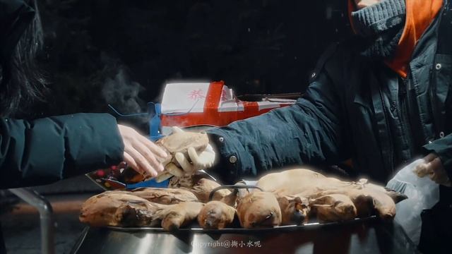 Продавцов печёного батата 🍠 можно встретить зимой на улицах Хэйхэ!