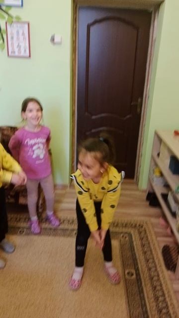 Массажные коврики и дыхательные упражнения использует на своих занятиях педагог-психолог.