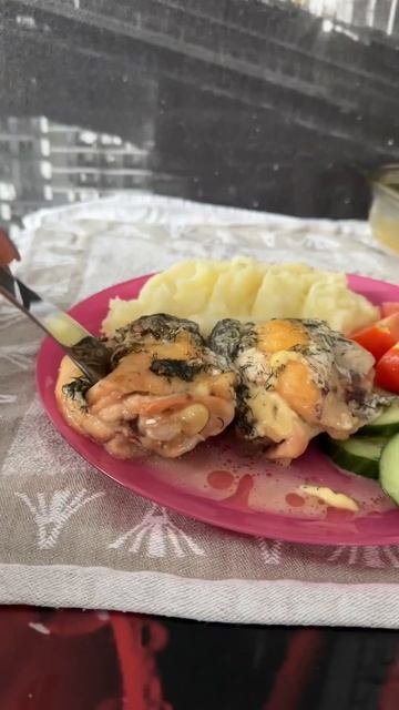 Куриные бедра с сыром и укропом