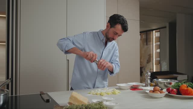 Эмануэле Поллини готовит "Ньоки по-соррентийски"