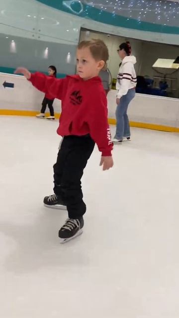 Венечка учиться кататься⛸⛸⛸#коньки #лед #каток #семья #дети #сын #кататьсянаконьках #втоп #топ
