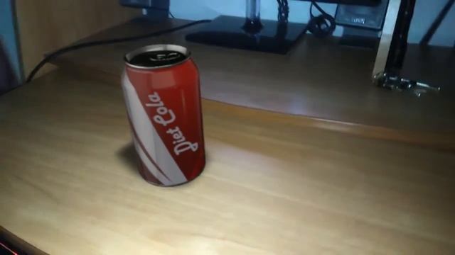 кола стоит и слушает музыку