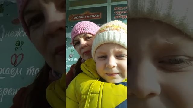 ПРИШЛИ В ВКУСНОЕ ЗАВЕДЕНИЕ.АЛИСА ЗАКАЗАЛА КАРТОШКУ ФРИ.ЕДЕМ ДОМОЙ.