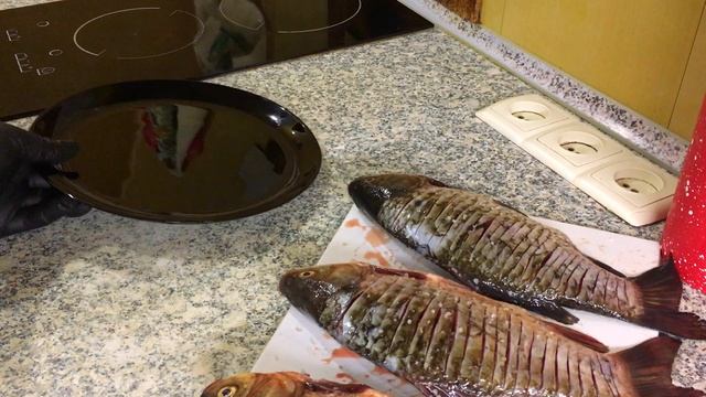 Крупные караси жареные как семечки.