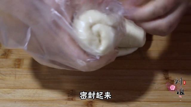 在家做油条，怎样做才能蓬松酥脆，凉了不硬？教您简单的配比【刘姐厨房 Magic Food】