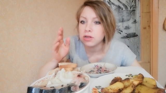 Мукбанг картошка по домашнему селёдка... Ругаюсь с мужем не слушает меня 🤔😟😟😞