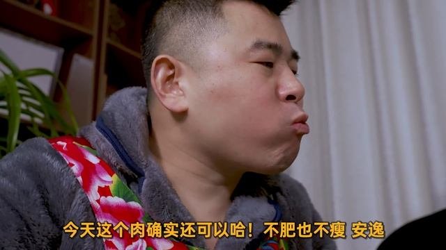 【超小厨】请姐夫喝酒烤肉，烤五花肉烤龙虾安排，姐夫心情好喝2杯就上头/海鲜烤肉