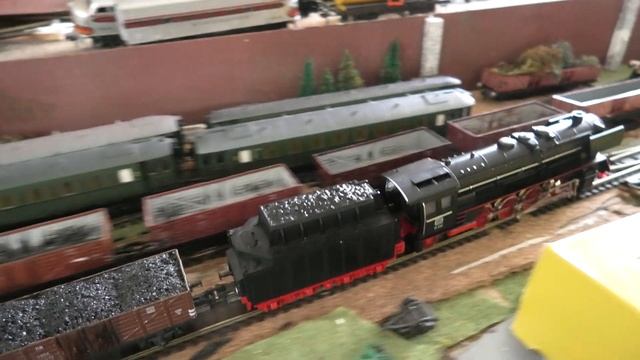 1 round on layout: 2-8-2 Mikado class Fleischmann BR 41 with a loaded coal train.