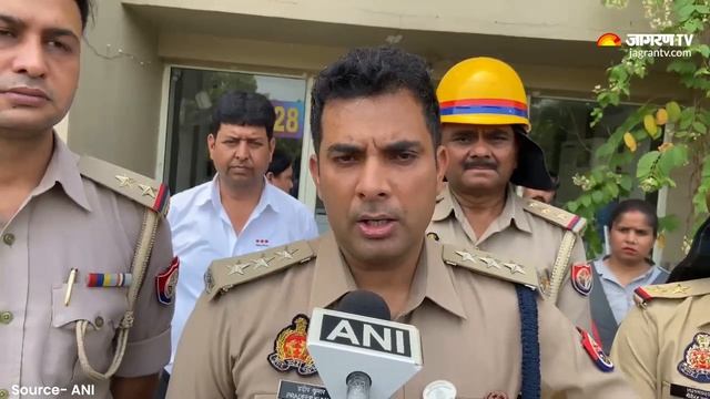 Noida Fire: Lotus Boulevard Society के फ्लैट में AC फटने से लगी भीषण आग | Noida Sector 100 | UP New