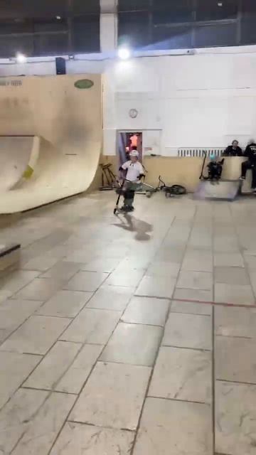 👍Петя может. Трюки на самокате в крытом скейт парке BunnyHop #крытыйскейтпарк #трюкинасамокате