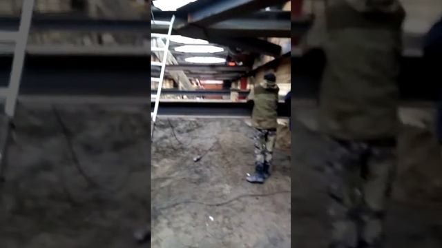 Подъём трактора краном из котлована!