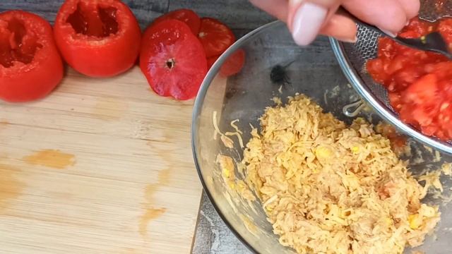 Помидоры с тунцом.Красиво и вкусное блюдо.Рекомендуется попробовать каждому :)