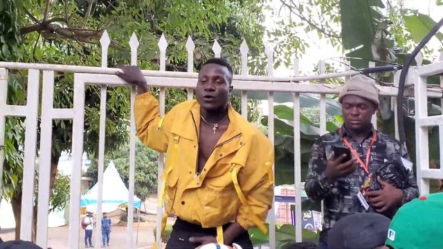 WUUNO OMUYIMBI EYEKOZE OBUSOLO SOLO KU KIVULU KYA WEASLE AT HOTEL AFRICANA