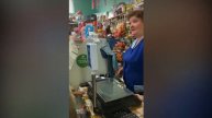 Китаец пришёл в магазин.