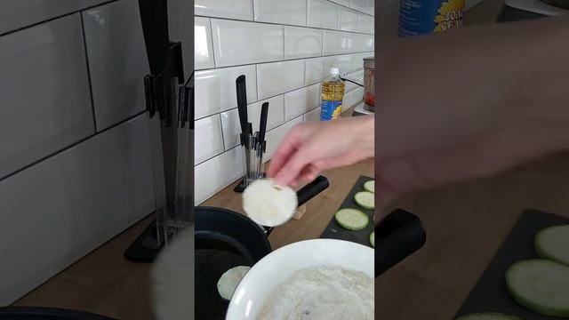 Пикантные жареные кабачки. Рецепт в описании #кабачки#вкусныерецепты#кабачок#вкуснаяеда