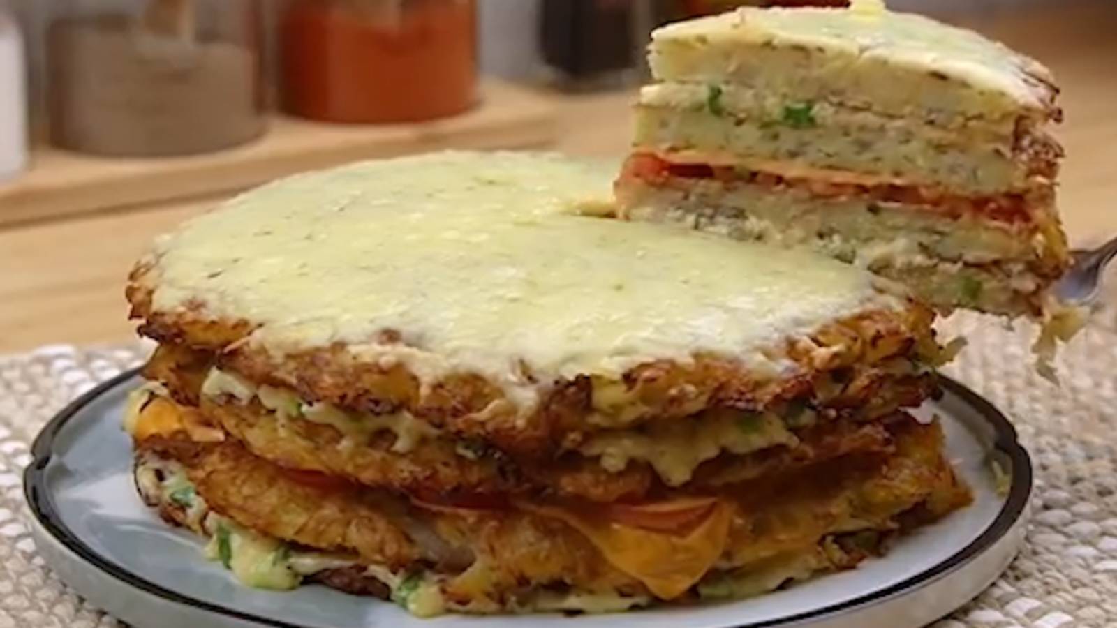 СОХРАНЯЙТЕ РЕЦЕПТ СРАЗУ! БЕРУ КАРТОШКУ! ТАК МАЛО КТО ГОТОВИТ, А ЗРЯ! ВКУСНЕЙШИЙ СЛОЁНЫЙ ПИРОГ