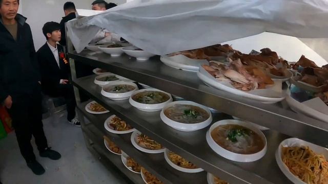 小勇抬嫁妆喝喜酒，大酒店吃20多个菜，农村结婚就是热闹