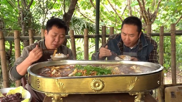 15斤牛肝，二弟做“牛肝火锅”，边吃边涮，辣得满头大汗｜Mukbang【鐵鍋視頻】