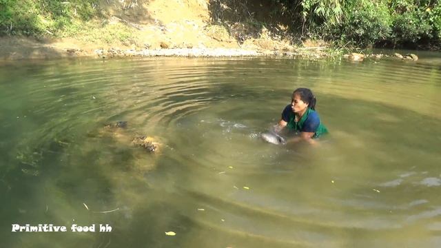 Primitive life finding food meet big fish at river - unique fishing