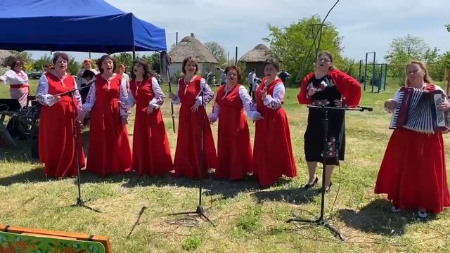 Вокальний колектив "Мальва" з піснями  "Ой, мій милий вареничків хоче" , "Ішов козак потайком".
