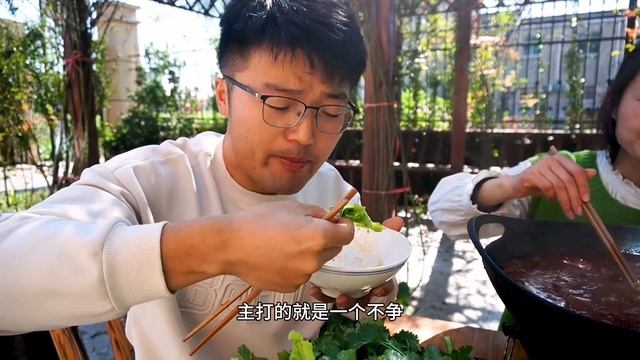 老婆大人钦点想吃牛肉火锅，大sao腌好十斤嫩牛肉搭配一盘香菜，太诱人了【徐大sao】