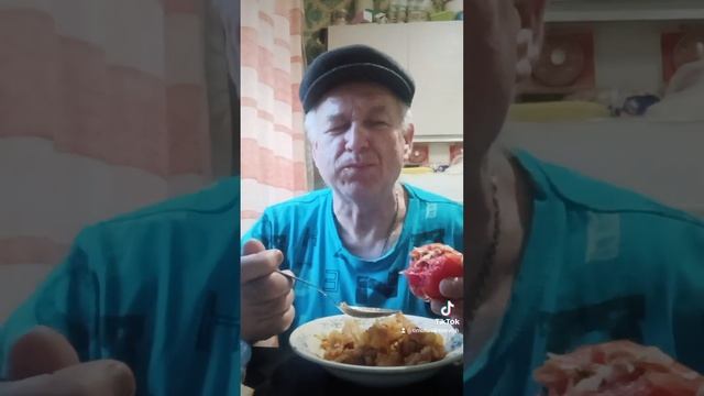 На перекус картошка и фаршированный помидор.