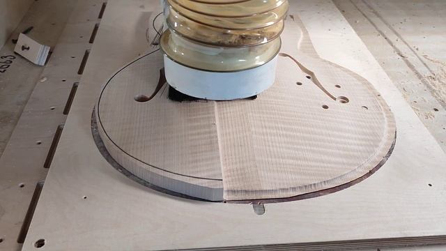 Фрезеровка верхней деки на джазовую полуакустическую гитару.