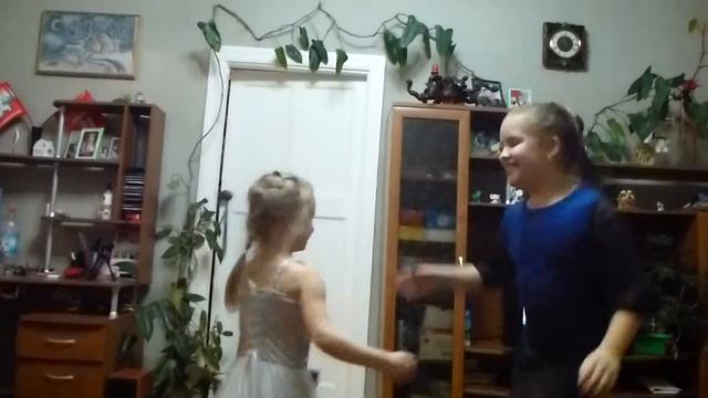 Новогодний танец-экспромт для бабушки от Лены и Ирины 01.01.2014