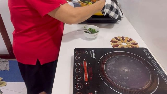 Mực xào rau củ quả, tôm rim tỏi tráng miệng chuối nướng mỡ hành