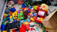 достали много игрушек, играем в детской комнате
