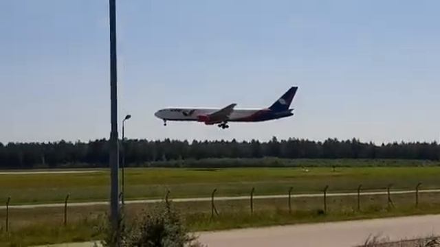 Очень красивая посадка Azur Air. Boeing-767-300ER.