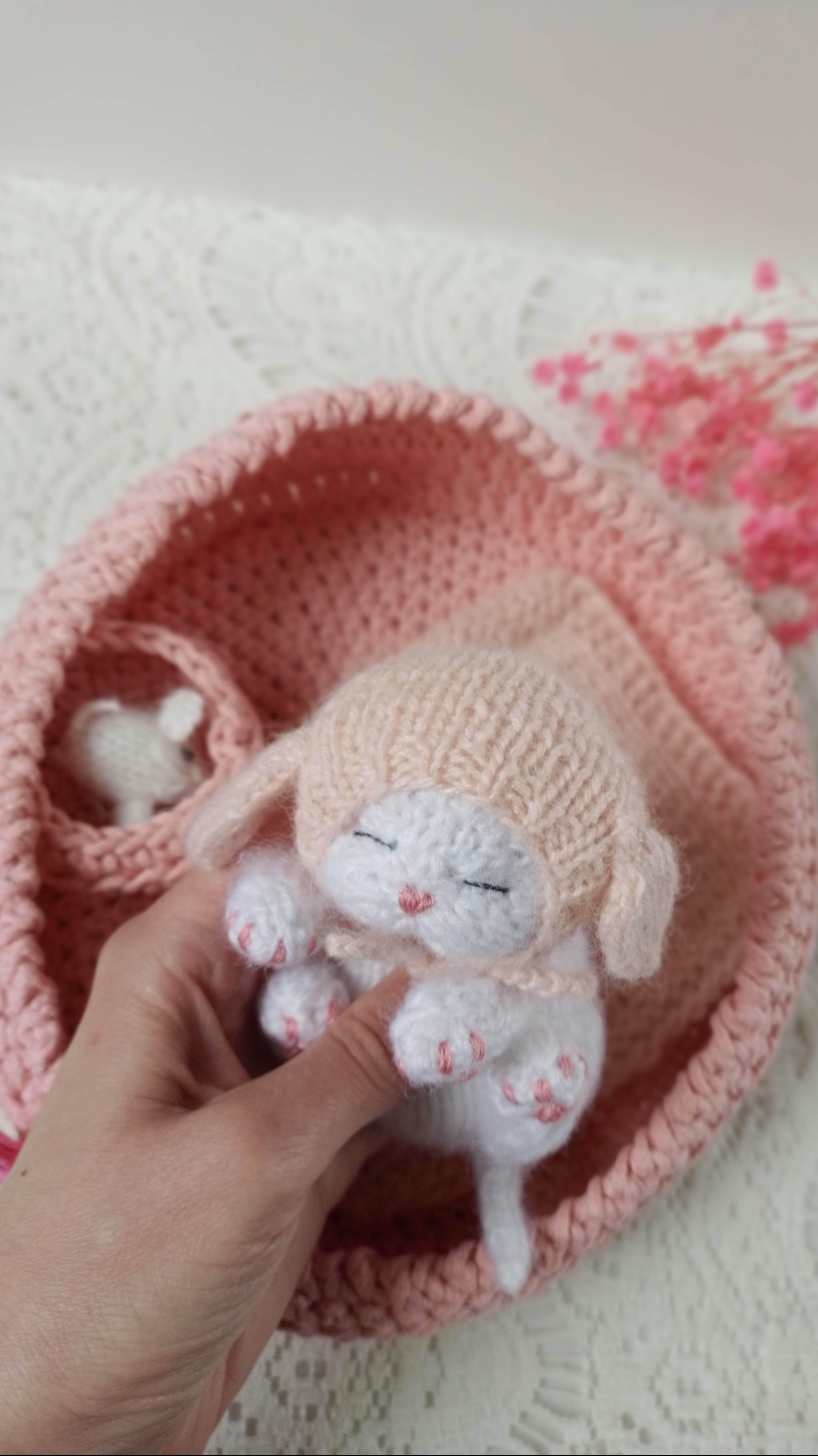Спящий вязаный котёнок