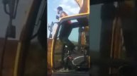 Молодой экскаваторшик