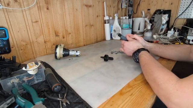 Bosch b70. Сэкономить не получилось. Щётки, редуктор, гидросистема, зу, жернова.