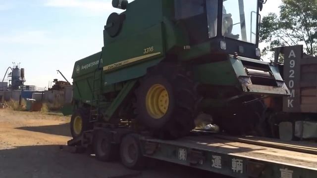 Погрузка и перевозка комбайна John Deere