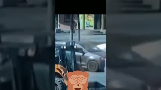 неадекватная женщина по среди бела дня в футболке и трусах громит дорожную технику #shorts