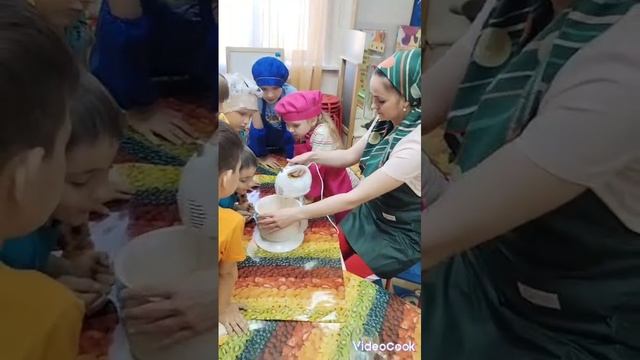 Готовим вафли в инклюзивной кулинарной студии