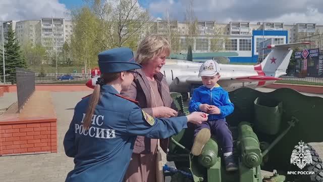 🌠В преддверии Дня Победы сотрудники МЧС России вручили костромичам георгиевские ленточки