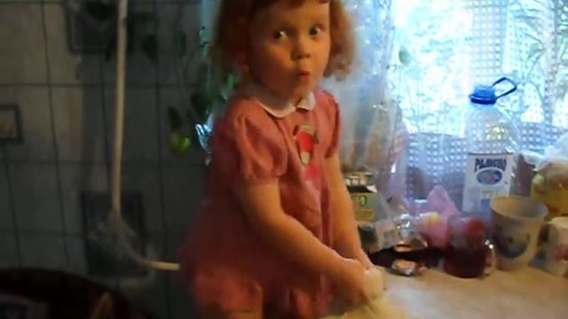 Маленькая помощница лепит пирожки