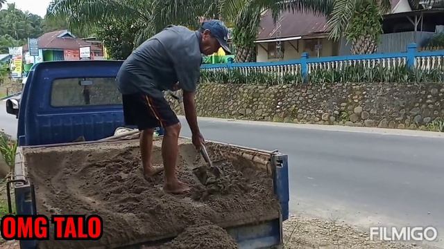 Viral... MANUSIA HEBAT, SEORANG KAKEK 68 TAHUN MASIH KUAT BONGKAR MUAT PASIR KORAL DEMI KEBUTUHAN