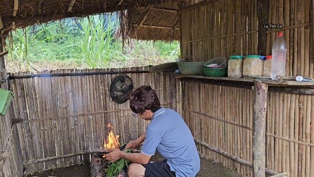 The kind man helped the single mother make tables, chairs and medicine bundles - Ly Tien Ca