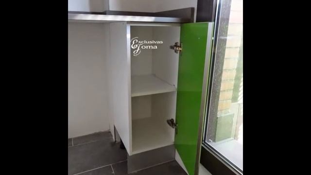 Muebles de cocina en la calle Galicia,tres cantos. Muebles de cocina en blanco y verde alto brillo