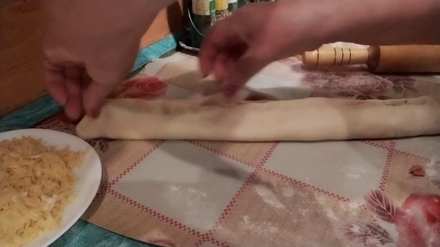 Хотела испечь венок, получилась Хала. С начинкой.