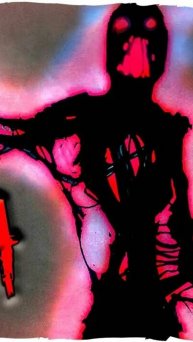 Строга в наушниках