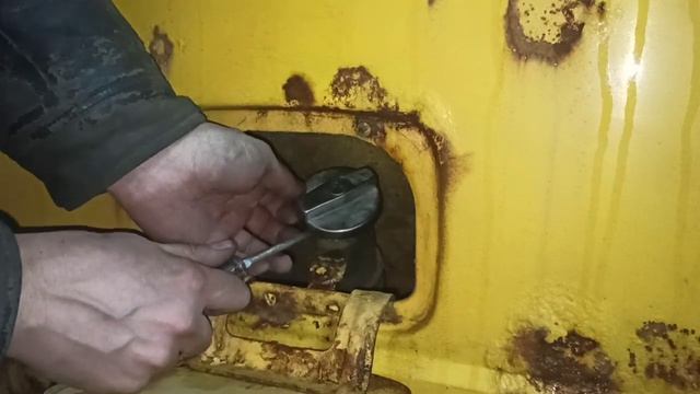 Когда ставишь пластиковую крышку на бак и думаешь что бензин не сольют или как открыть бак.